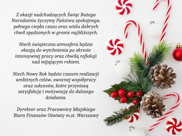 Na białym tle stroik z gałązek, szyszek i czerwono-białych pastorałów. z lewej strony czarną czcionką napisany tekst życzeń. 