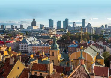 Widok z lotu ptaka na starówkę warszawską, na kamienice i nowe wieżowce. 